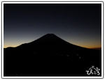 朝焼けと大きな富士山のシルエット
