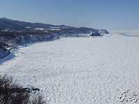 プユニ峠から見た流氷。流氷は海の上に浮いているので、風に流され一晩でなくなってしまうことも。