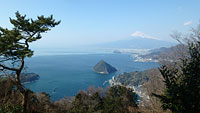 駿河湾に浮かぶ淡島と富士山。まさに絶景です！